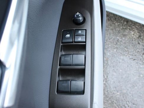 Used 2022 Toyota Camry SE image 11