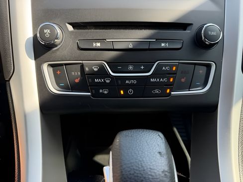 Used 2016 Ford Fusion SE FWD image 18