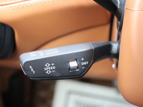 Used 2017 Bentley Bentayga image 56