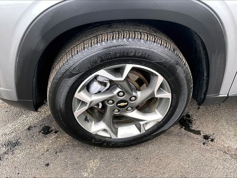 Used 2025 Chevrolet Trax LT w/ LT Convenience Package image 7