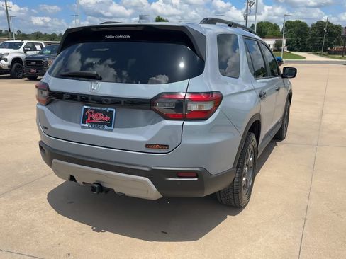 Used 2024 Honda Pilot TrailSport image 8