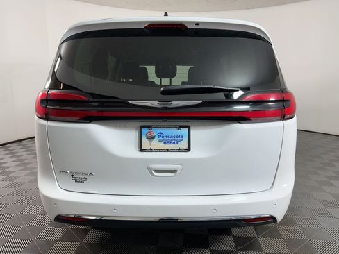 Used 2023 Chrysler Pacifica Touring-L image 8