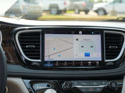 Used 2023 Chrysler Pacifica Limited FWD image 21