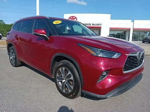 Used 2023 Toyota Highlander XLE FWD image 1
