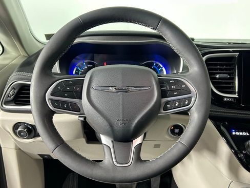 Used 2023 Chrysler Pacifica Touring-L image 27