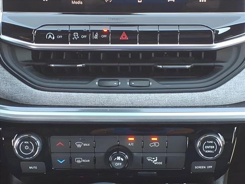 Used 2024 Jeep Compass Latitude image 23