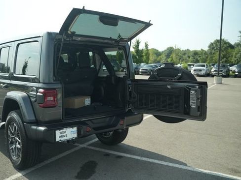 New 2026 Jeep Wrangler Unlimited Sahara AWD/4WD image 15