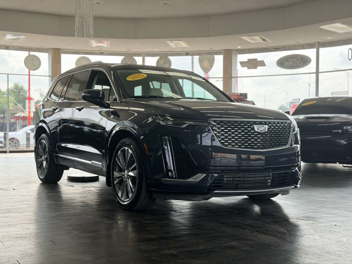 Used 2025 Cadillac XT6 Premium Luxury AWD/4WD image 4