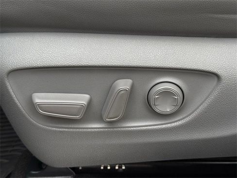 Used 2023 Toyota Highlander XLE image 29