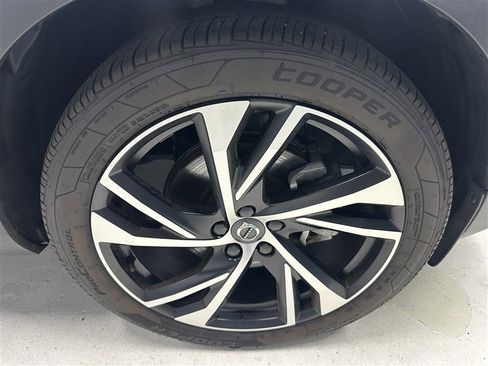 Used 2022 Volvo XC40 T5 R-Design w/ Climate Package image 15