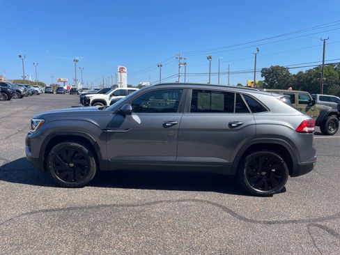 Used 2025 Volkswagen Atlas Cross Sport SE FWD image 13