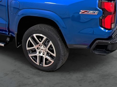 Used 2024 Chevrolet Colorado Z71 w/ Z71 Convenience Package 2 image 9