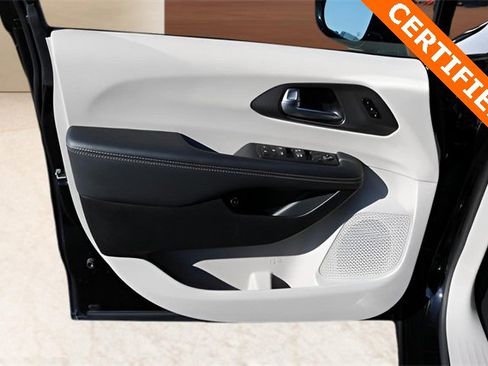 Used 2024 Chrysler Pacifica Select image 11