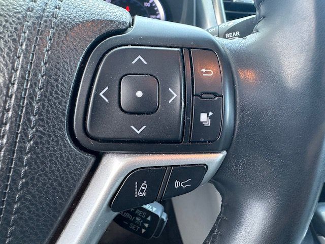 Used 2018 Toyota Highlander XLE w/ Carpet Mat Package (TMS) FWD image 30