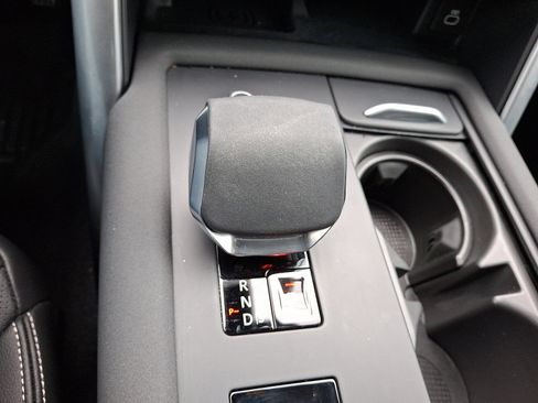 Used 2025 Land Rover Discovery S image 14