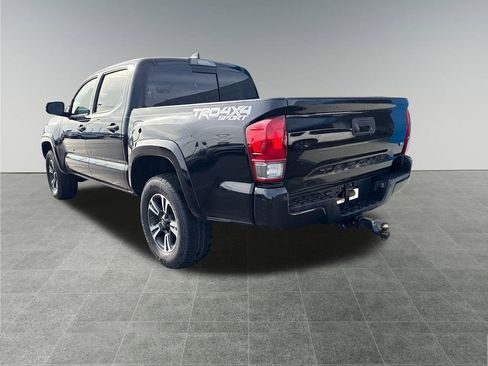 Used 2017 Toyota Tacoma TRD Sport image 3