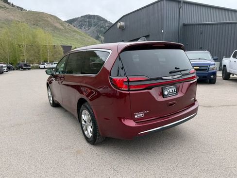 Used 2023 Chrysler Pacifica Touring-L AWD/4WD image 13
