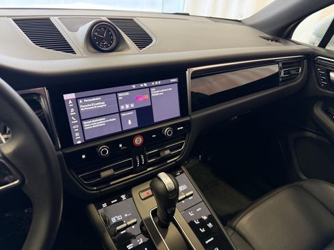 Certified 2025 Porsche Macan image 18