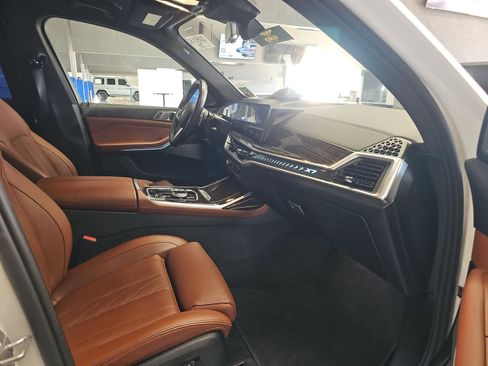 Used 2024 BMW X7 xDrive40i w/ Executive Package image 8