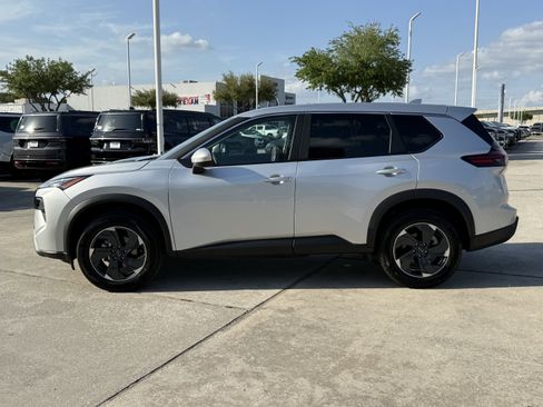 Used 2025 Nissan Rogue SV image 9