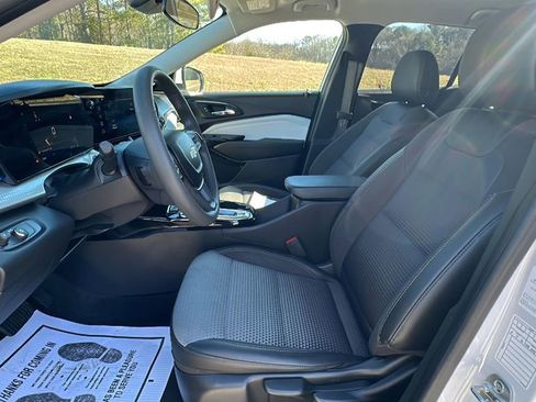 Used 2024 Chevrolet Trax LT image 10