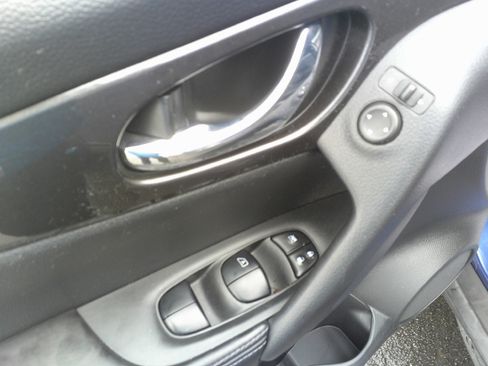 Used 2020 Nissan Rogue SV image 16