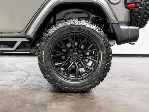 Used 2025 Jeep Wrangler Sahara image 14