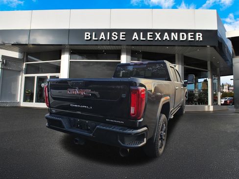 Used 2023 GMC Sierra 2500 Denali w/ Denali Black Diamond Edition AWD/4WD image 3