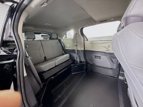 Used 2024 Toyota Sienna XLE w/ XLE Plus Package FWD image 28