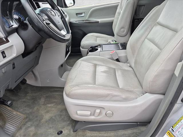 Used 2015 Toyota Sienna XLE FWD image 16
