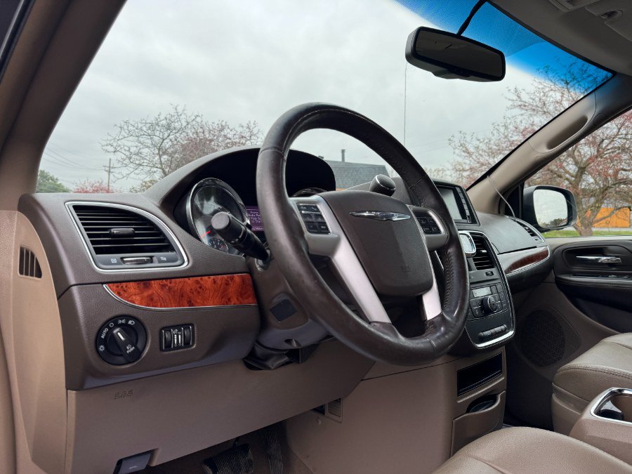 Used 2015 Chrysler Town & Country Touring w/ Driver Convenience Group FWD image 14