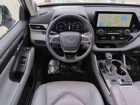 Used 2024 Toyota Highlander Limited FWD image 16