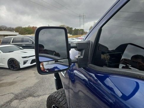 Used 2017 Nissan Titan SV image 8