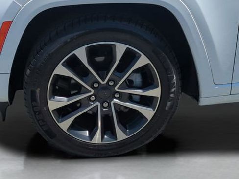 Used 2023 Jeep Grand Cherokee Overland w/ Luxury Tech Group IV AWD/4WD image 26