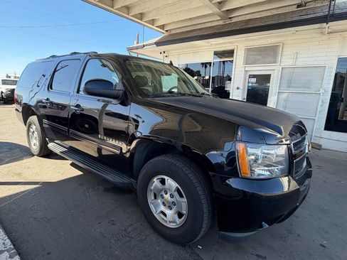 Used 2014 Chevrolet Suburban LT image 1