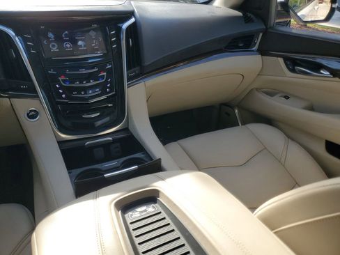 Used 2019 Cadillac Escalade Premium Luxury RWD image 16