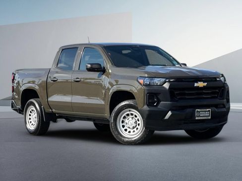 Used 2023 Chevrolet Colorado W/T RWD image 2