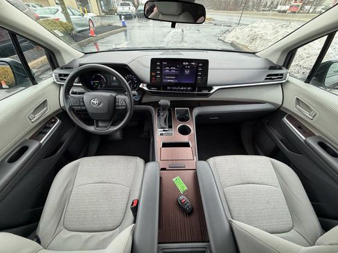 Used 2024 Toyota Sienna LE image 19