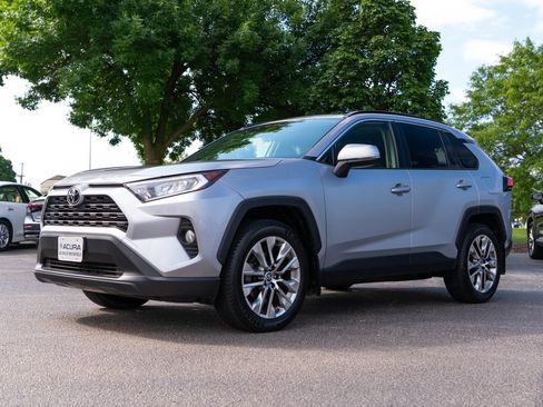Used 2019 Toyota RAV4 XLE Premium w/ Cold Weather Package AWD/4WD image 5