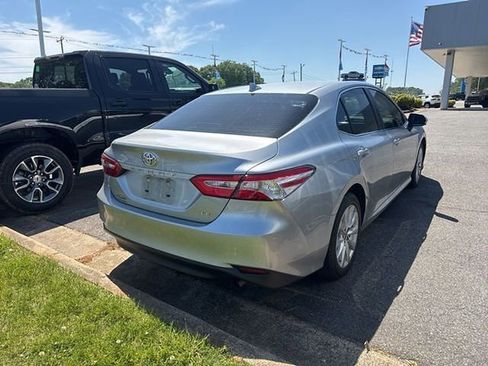 Used 2020 Toyota Camry LE image 4