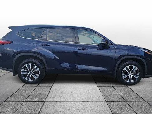 Used 2022 Toyota Highlander XLE AWD/4WD image 4