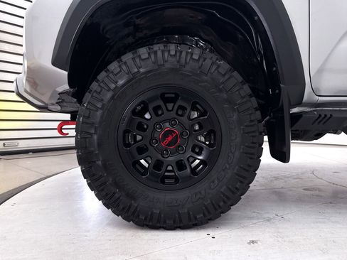 Used 2018 Toyota Tacoma TRD Off-Road w/ Technology Package AWD/4WD image 14