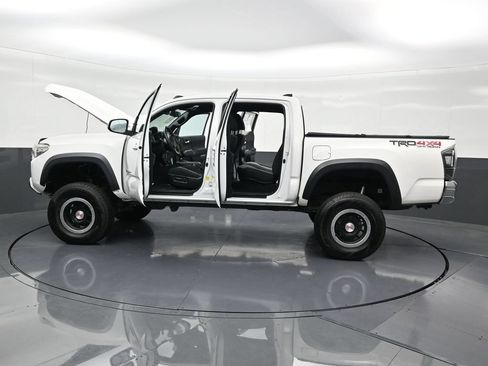 Used 2020 Toyota Tacoma TRD Off-Road AWD/4WD image 34