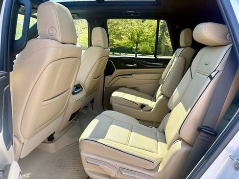 Used 2024 Cadillac Escalade Premium Luxury image 28