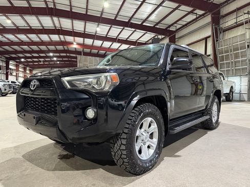 Used 2018 Toyota 4Runner SR5 AWD/4WD image 9