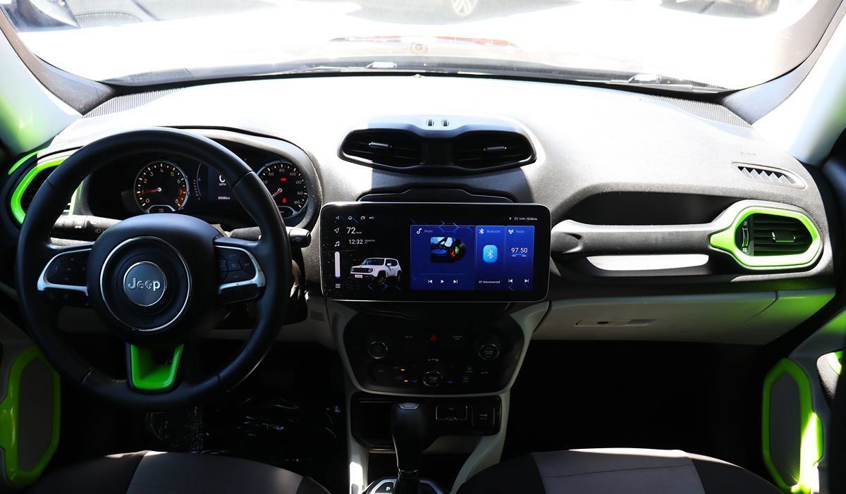 Used 2018 Jeep Renegade Latitude FWD image 33