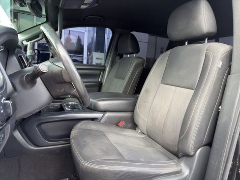 Used 2018 Nissan Titan SV w/ SV Convenience Package image 13