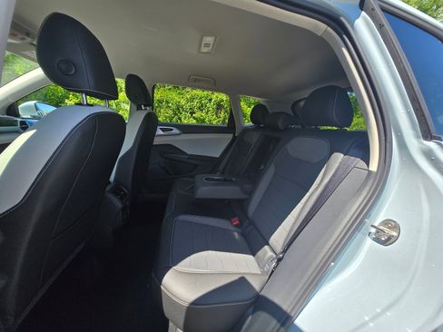 New 2026 Volkswagen Taos SE FWD image 15