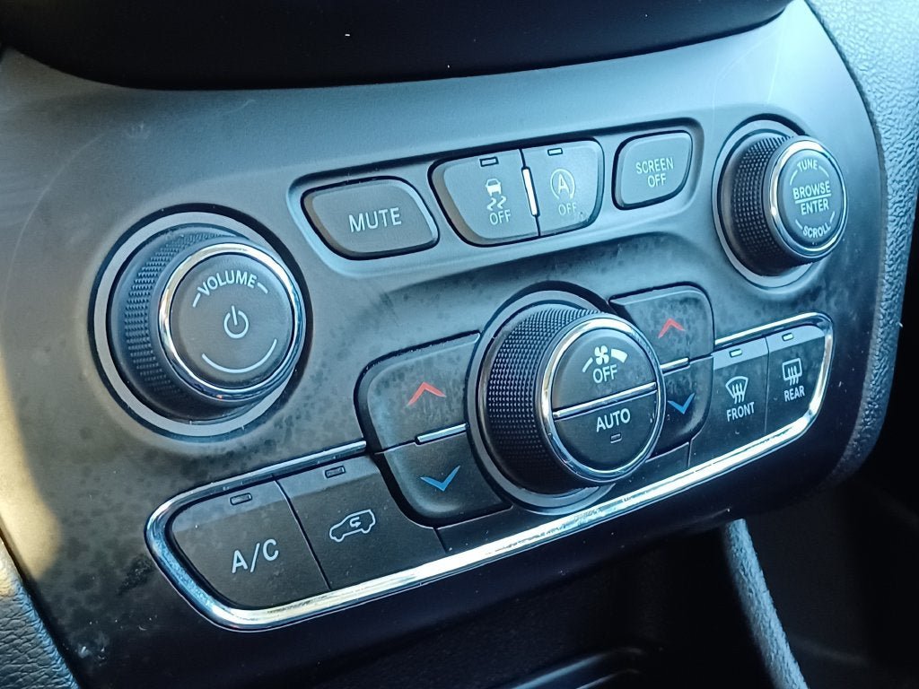 Used 2019 Jeep Cherokee Limited AWD/4WD image 21