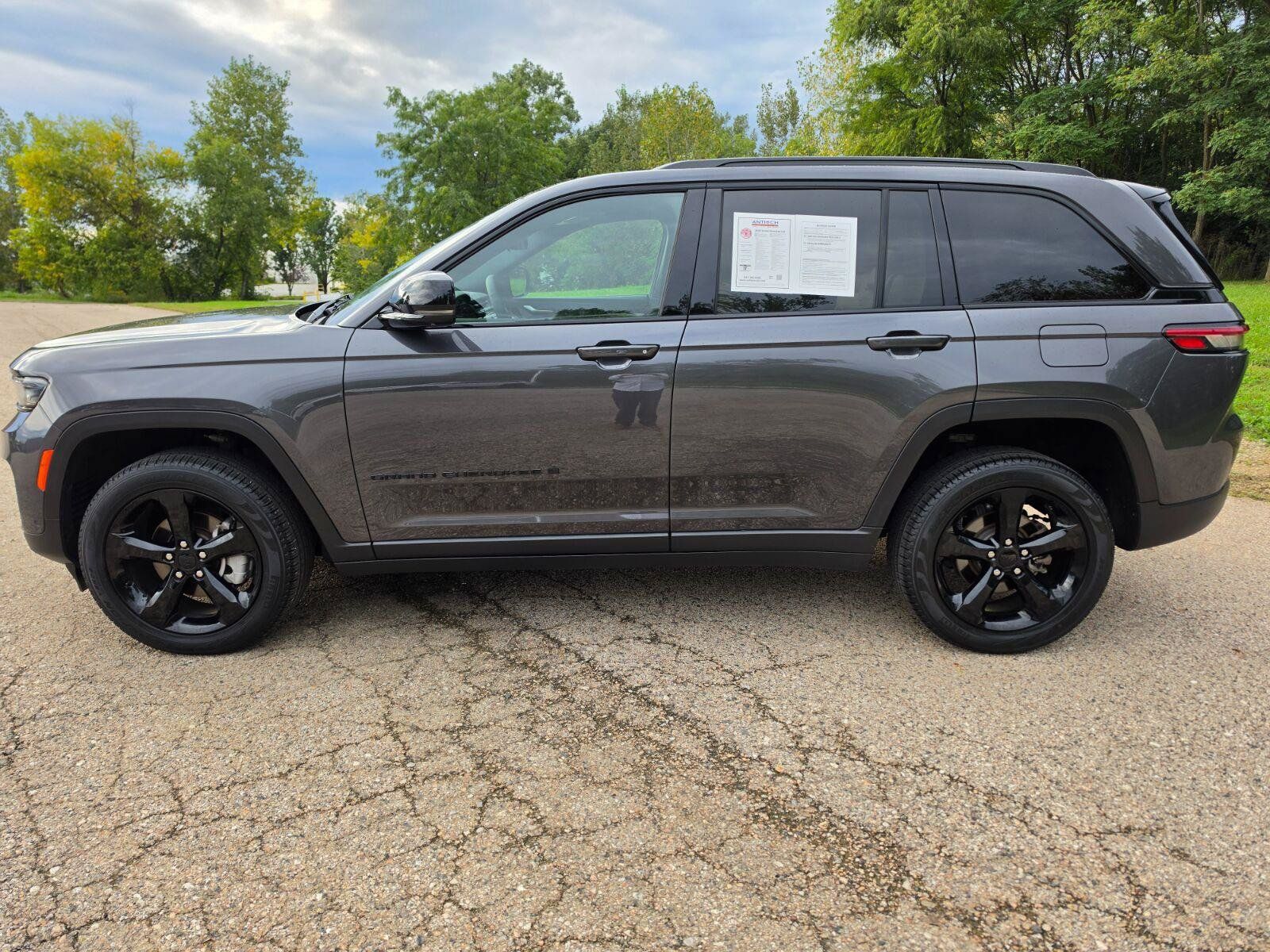 Used 2025 Jeep Grand Cherokee Limited w/ Luxury Tech Group II AWD/4WD image 7
